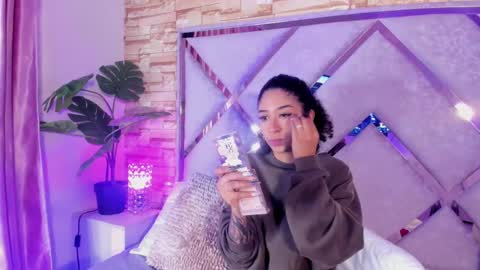 Lanna  online show from September 29, 2025, 1:00 am