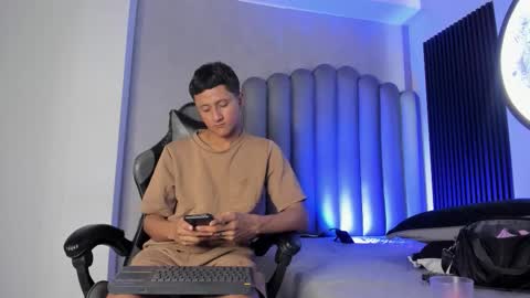 _leohot_ online show from November 8, 2025, 4:01 am