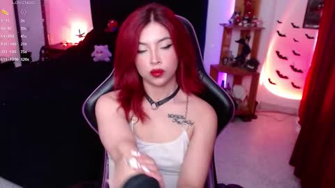 Snapshot of _lucyx__ chatting on September 18, 2025, 7:27 pm Queen. Help me reach 100 thumbs up online show from September 18, 2025, 7:27 pm