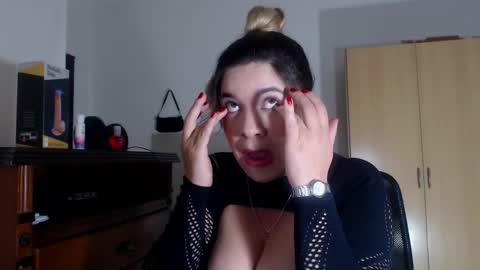 _lunagold_ online show from February 4, 2026, 2:01 pm