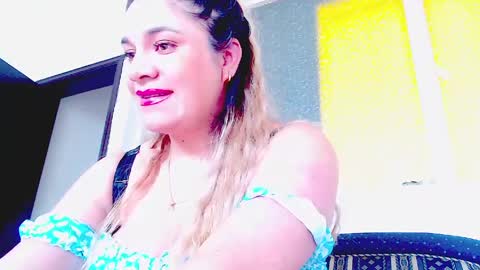 _lunagold_ online show from April 6, 2026, 9:38 pm