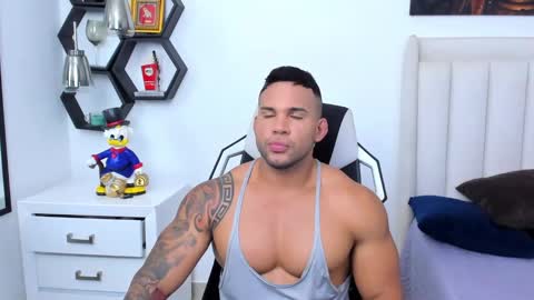 _matthew_santos_ online show from January 31, 2025, 10:42 pm