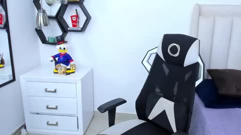 _matthew_santos_ online show from February 4, 2025, 12:51 am