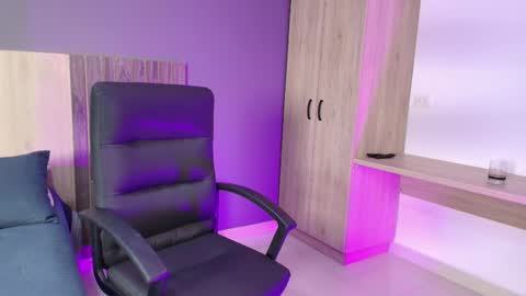 _miamiller_ online show from February 18, 2025, 8:03 pm