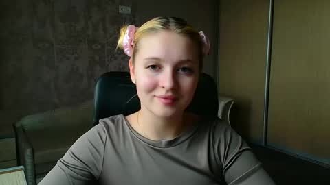 Snapshot of _mila_la_ chatting on May 11, 2026, 4:04 pm Melanie online show from May 11, 2026, 4:04 pm