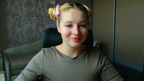 Snapshot of _mila_la_ chatting on May 16, 2026, 9:39 am Melanie online show from May 16, 2026, 9:39 am