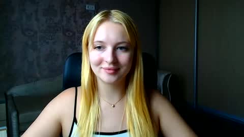 Snapshot of _mila_la_ chatting on June 3, 2026, 2:33 pm Melanie online show from June 3, 2026, 2:33 pm