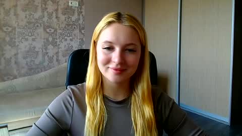 Snapshot of _mila_la_ chatting on June 27, 2026, 12:22 pm Melanie online show from June 27, 2026, 12:22 pm