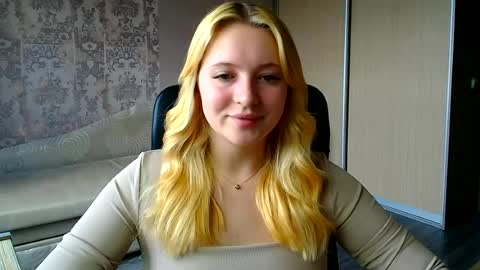 Snapshot of _mila_la_ chatting on July 4, 2026, 12:11 pm Melanie online show from July 4, 2026, 12:11 pm