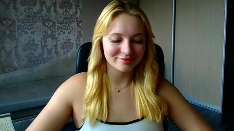 Snapshot of _mila_la_ chatting on July 6, 2026, 10:01 am Melanie online show from July 6, 2026, 10:01 am