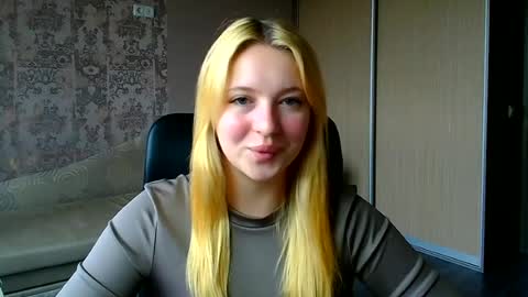 Snapshot of _mila_la_ chatting on July 8, 2026, 8:08 am Melanie online show from July 8, 2026, 8:08 am
