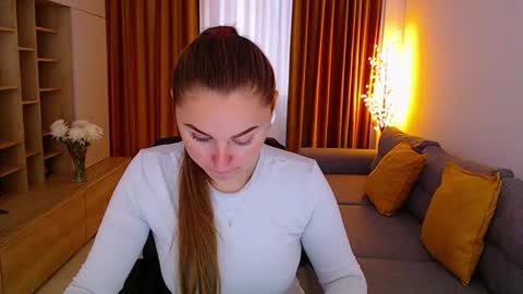 Mia online show from October 10, 2025, 9:52 am