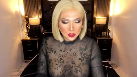 _natashacooper_ online show from April 15, 2026, 6:15 pm