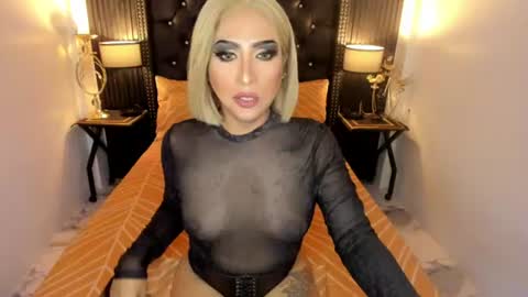 _natashacooper_ online show from June 17, 2026, 2:14 am