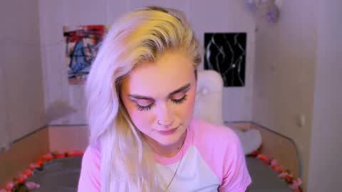 Snapshot of _ravena chatting on November 24, 2025, 3:23 pm _ravena online show from November 24, 2025, 3:23 pm