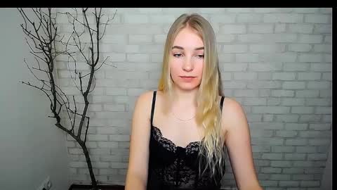 Snapshot of _snow_queen__ chatting on February 14, 2025, 11:10 am Rachel online show from February 14, 2025, 11:10 am