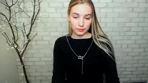 Snapshot of _snow_queen__ chatting on March 12, 2025, 5:38 pm Rachel online show from March 12, 2025, 5:38 pm