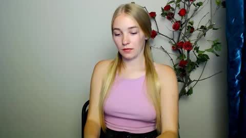 Snapshot of _snow_queen__ chatting on September 23, 2025, 7:06 pm Rachel online show from September 23, 2025, 7:06 pm