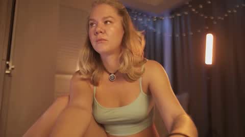 Snapshot of _teasecake_ chatting on February 8, 2026, 5:00 am Annie online show from February 8, 2026, 5:00 am