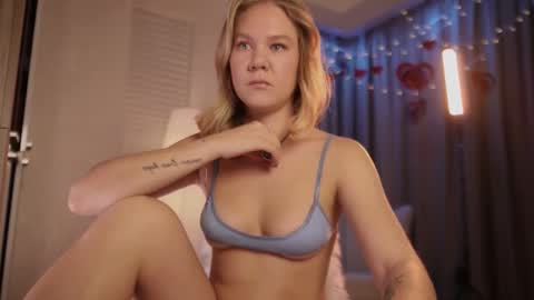 Snapshot of _teasecake_ chatting on February 19, 2026, 2:40 am Annie online show from February 19, 2026, 2:40 am