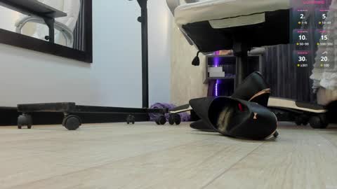 Snapshot of _tiffany_queen chatting on December 18, 2024, 7:41 pm Stefania online show from December 18, 2024, 7:41 pm