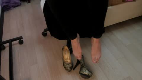 Snapshot of _tiffany_queen chatting on December 19, 2024, 3:52 pm Stefania online show from December 19, 2024, 3:52 pm