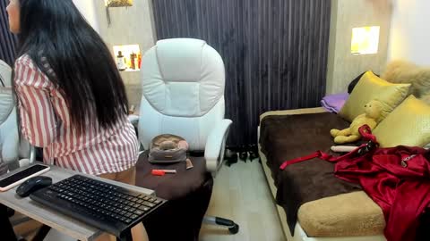 Snapshot of _tiffany_queen chatting on February 8, 2025, 9:57 pm Stefania online show from February 8, 2025, 9:57 pm