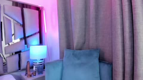 Snapshot of _valeria_saenz_ chatting on April 18, 2026, 3:43 am _valeria_saenz_ online show from April 18, 2026, 3:43 am