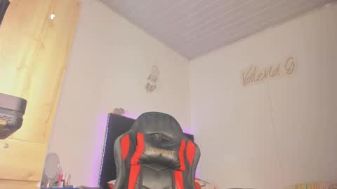 Snapshot of _valeriaa chatting on October 12, 2025, 10:53 pm online show from October 12, 2025, 10:53 pm