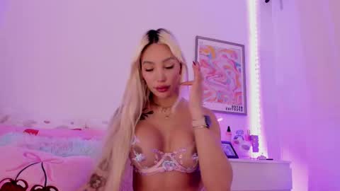 Snapshot of _viioletweekend_ chatting on February 21, 2025, 5:20 pm online show from February 21, 2025, 5:20 pm