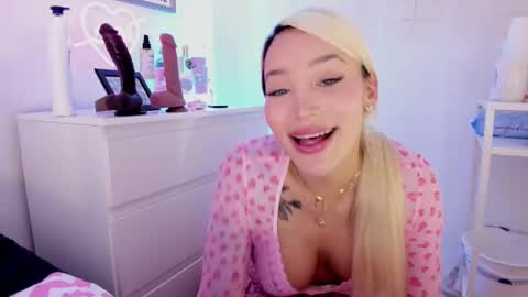 Snapshot of _viioletweekend_ chatting on February 23, 2025, 12:08 am online show from February 23, 2025, 12:08 am