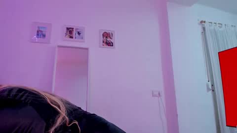 Snapshot of _viioletweekend_ chatting on December 5, 2025, 7:21 pm online show from December 5, 2025, 7:21 pm