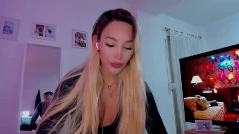 Snapshot of _viioletweekend_ chatting on December 16, 2025, 8:47 pm online show from December 16, 2025, 8:47 pm