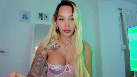 Snapshot of _viioletweekend_ chatting on December 21, 2025, 7:32 pm online show from December 21, 2025, 7:32 pm