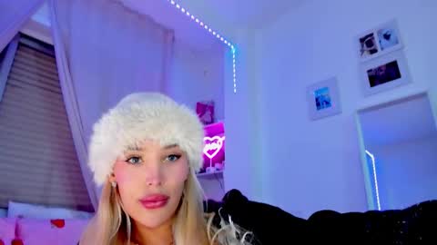 Snapshot of _viioletweekend_ chatting on February 14, 2026, 8:16 pm online show from February 14, 2026, 8:16 pm