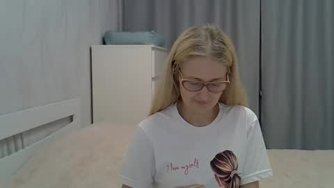 _xsharonx_ online show from January 12, 2025, 6:05 pm