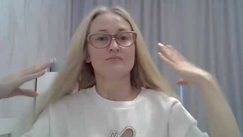 _xsharonx_ online show from January 22, 2025, 11:45 am