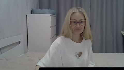 _xsharonx_ online show from January 22, 2025, 2:46 pm