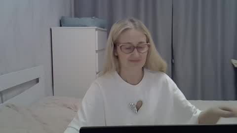 _xsharonx_ online show from January 22, 2025, 5:49 pm