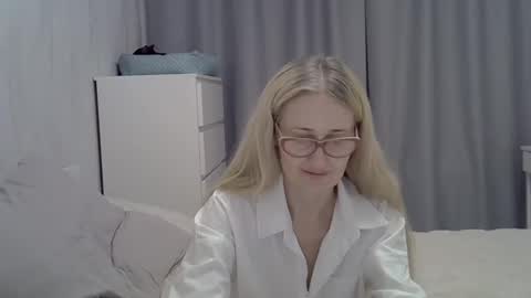 _xsharonx_ online show from January 23, 2025, 3:54 pm