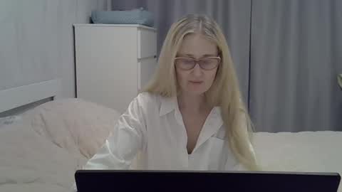 _xsharonx_ online show from January 31, 2025, 2:39 pm