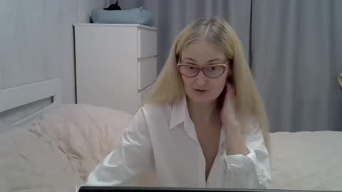 _xsharonx_ online show from January 31, 2025, 5:42 pm