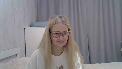 _xsharonx_ online show from February 1, 2025, 2:13 pm