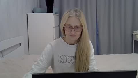 _xsharonx_ online show from February 2, 2025, 2:02 pm