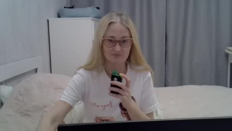 _xsharonx_ online show from February 3, 2025, 4:31 pm