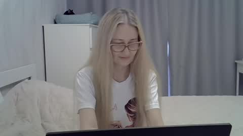 _xsharonx_ online show from February 6, 2025, 12:05 pm