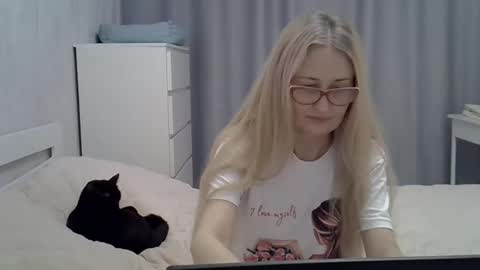 _xsharonx_ online show from February 7, 2025, 11:12 am