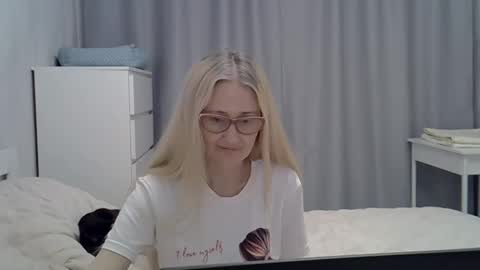 _xsharonx_ online show from February 7, 2025, 2:15 pm