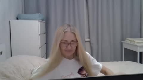 _xsharonx_ online show from February 7, 2025, 5:18 pm