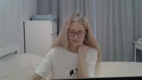 _xsharonx_ online show from February 8, 2025, 12:17 pm